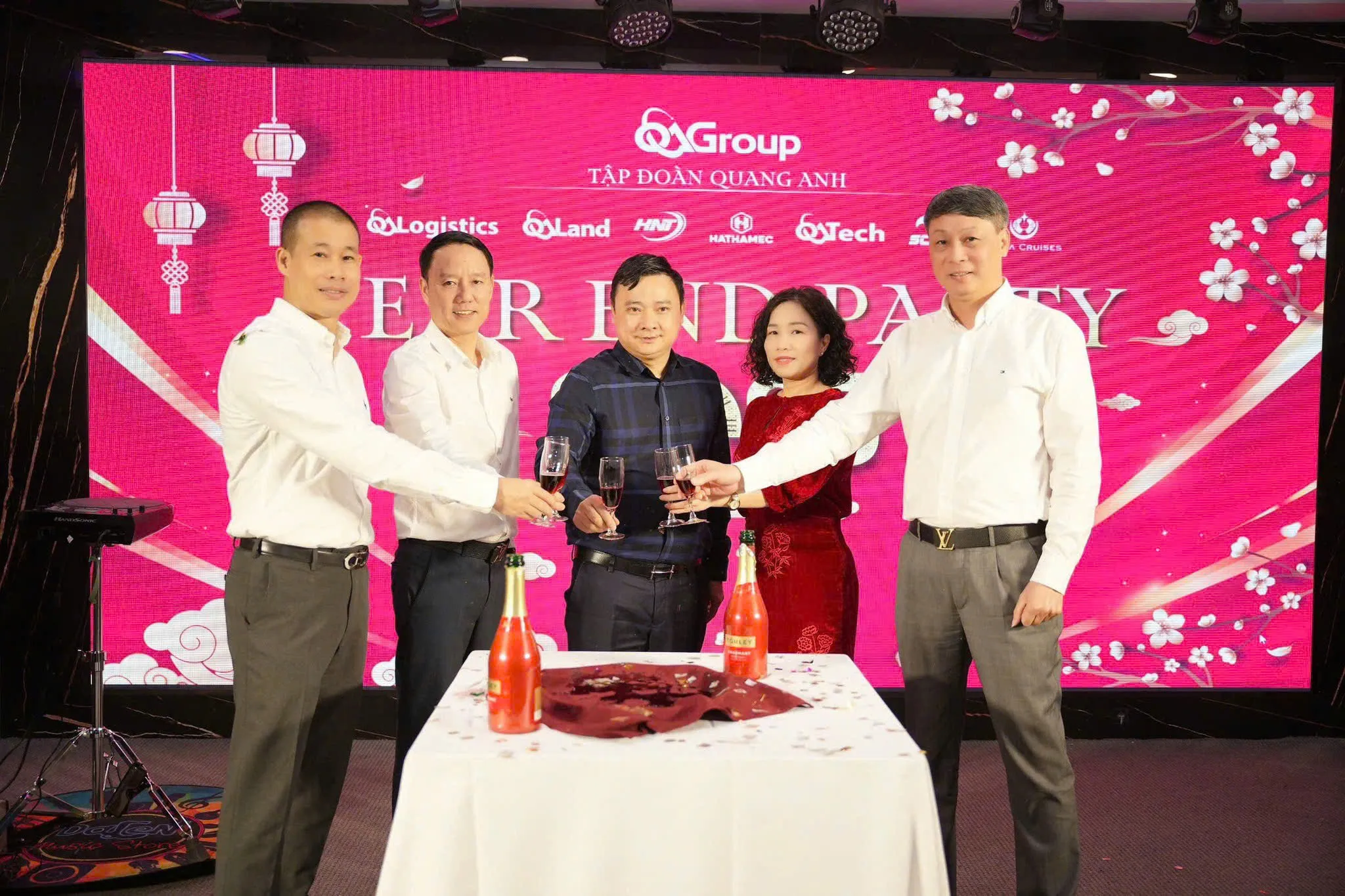 Chủ tịch HĐQT Tập đoàn và Ban quản trị cùng nâng ly chúc mừng Chủ tịch HĐQT Tập đoàn và Ban quản trị cùng nâng ly chúc mừng