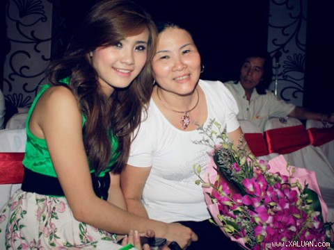 Bà Tuệ và con gái Khánh Chi. Ảnh: Quốc Việt.