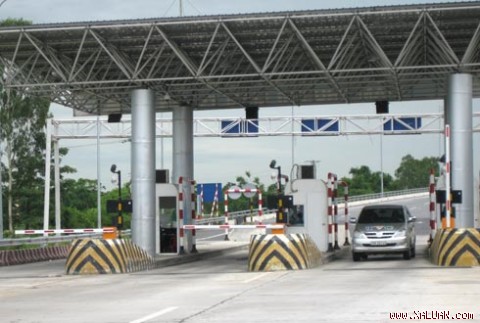 Tuyến đường được đặt 3 trạm thu phí kín. Ảnh: Đoàn Loan.
