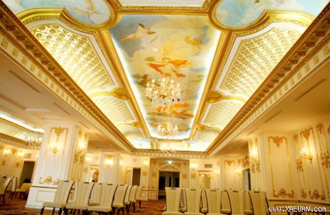 Tầng 1, 27, 28 và 29 của khách sạn Grand Plaza được dát bằng vàng lá rất mỏng từ một đến 4 lớp, tùy vị trí. Ảnh: Bá Đô