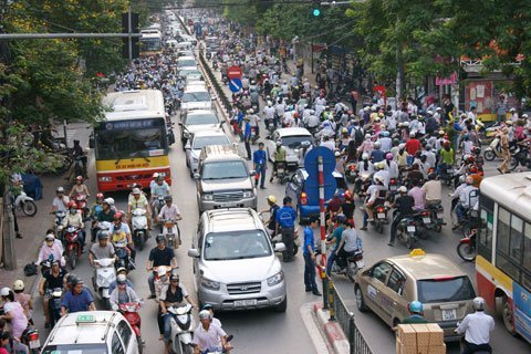 Ông Liên cho rằng, trước mắt, xe máy chưa nên hạn chế mà là hạn chế xe ô tô nhưng theo một số giờ, một số tuyến đường và cần có lộ trình thực hiện cụ thể.